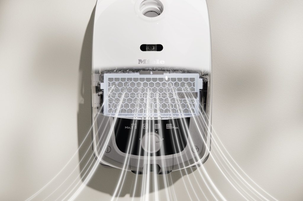 Система фильтрации AirCleanЛучшее качество воздухаПылесос Miele Guard S1 улучшает качество воздуха в помещении благодаря эффективной фильтрации.В зависимости от модели применяется фильтр AirClean или AirClean Plus.В сочетании с пылесборными мешками HyClean Pure® система надёжно удерживает 99,99 %² мельчайшей пыли, обеспечивая чистоту не только на поверхностях, но и в воздухе — идеальное решение для домов с повышенными требованиями к гигиене.